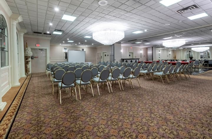 Red Roof Inn PLUS+ Woodbridge - Carteret