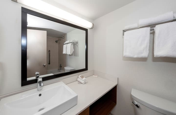 Red Roof Inn PLUS+ Woodbridge - Carteret