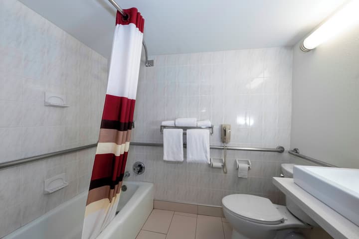 Red Roof Inn PLUS+ Woodbridge - Carteret