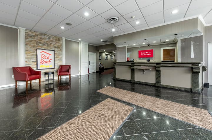Red Roof Inn PLUS+ Woodbridge - Carteret