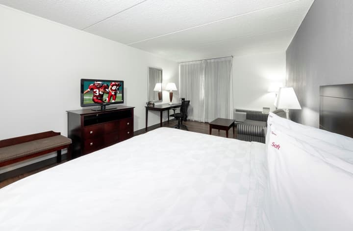Red Roof Inn PLUS+ Woodbridge - Carteret