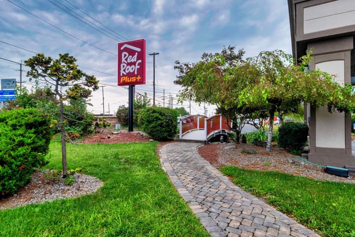 Red Roof Inn PLUS+ Woodbridge - Carteret