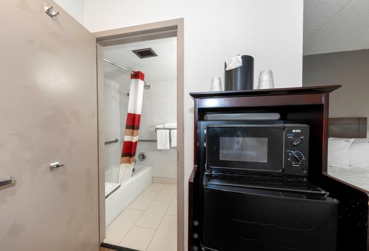 Red Roof Inn PLUS+ Woodbridge - Carteret