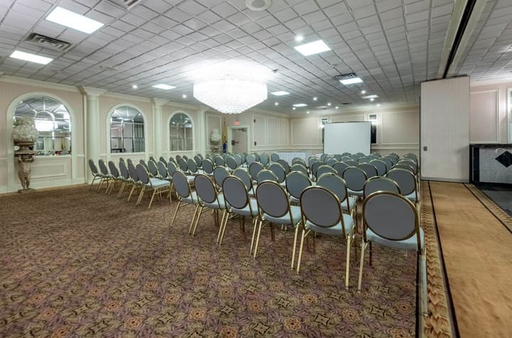 Red Roof Inn PLUS+ Woodbridge - Carteret