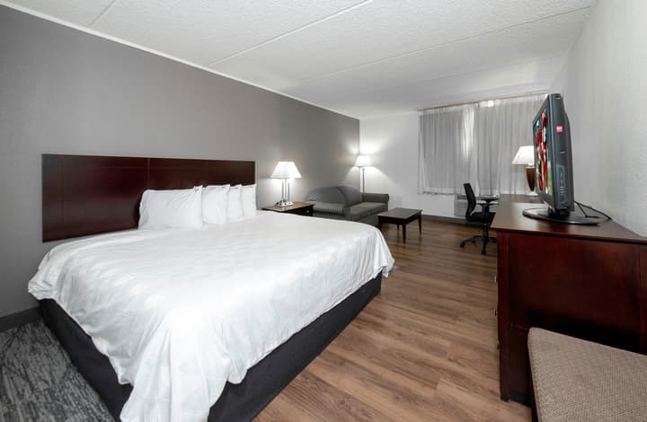 Red Roof Inn PLUS+ Woodbridge - Carteret