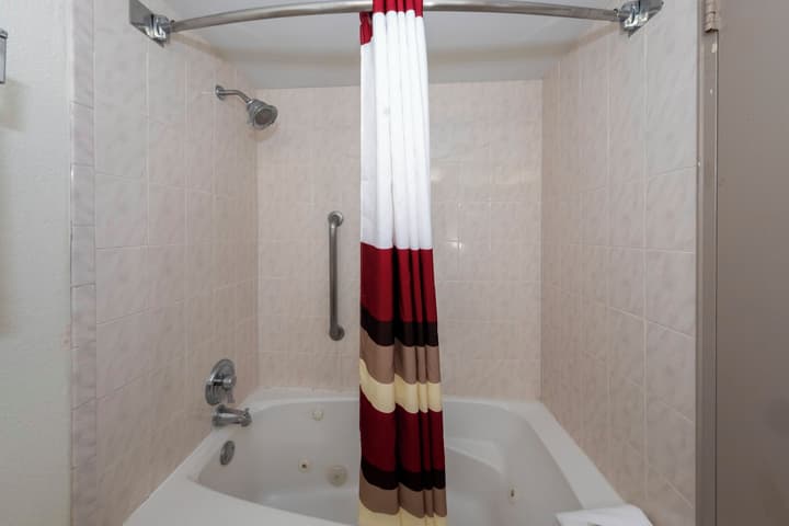 Red Roof Inn PLUS+ Woodbridge - Carteret