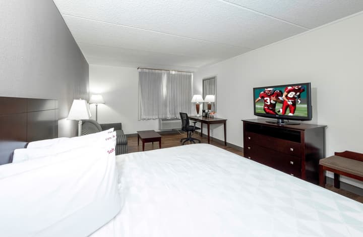 Red Roof Inn PLUS+ Woodbridge - Carteret