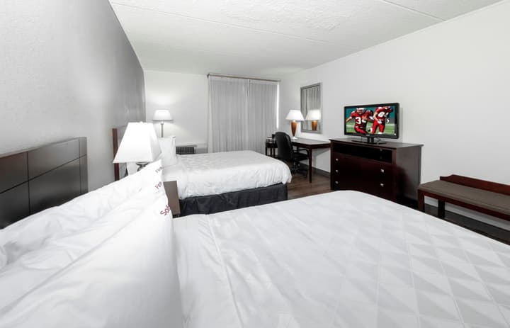 Red Roof Inn PLUS+ Woodbridge - Carteret