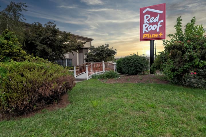 Red Roof Inn PLUS+ Woodbridge - Carteret