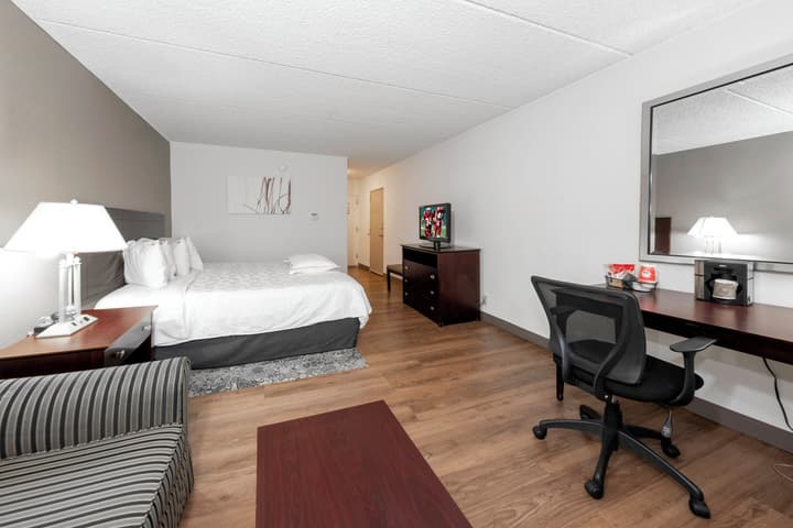 Red Roof Inn PLUS+ Woodbridge - Carteret
