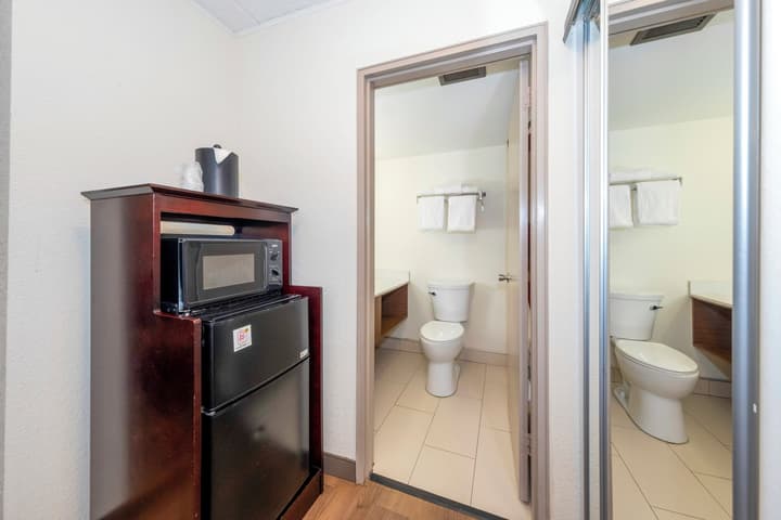 Red Roof Inn PLUS+ Woodbridge - Carteret