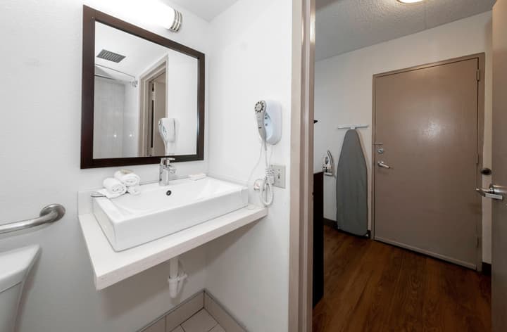 Red Roof Inn PLUS+ Woodbridge - Carteret