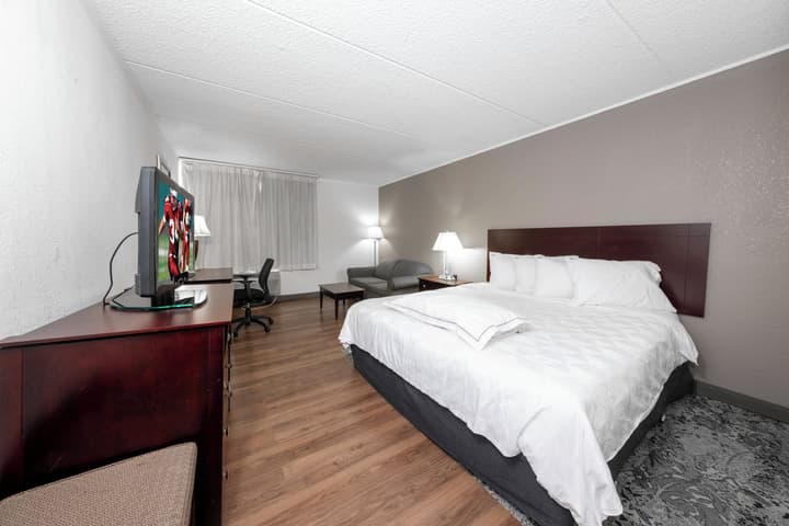 Red Roof Inn PLUS+ Woodbridge - Carteret