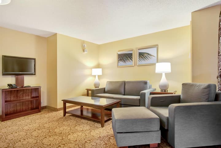 Hilo Hawaiian Hotel, Trademark Collection by Wyndham