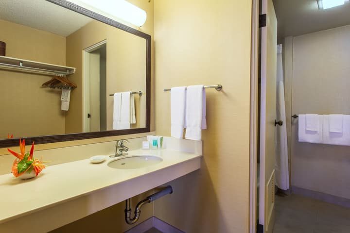 Hilo Hawaiian Hotel, Trademark Collection by Wyndham