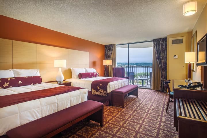 Hilo Hawaiian Hotel, Trademark Collection by Wyndham