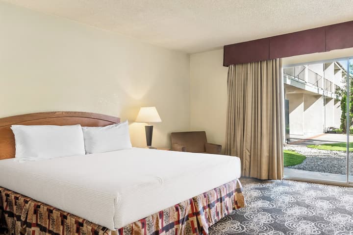 Golden Sails Hotel