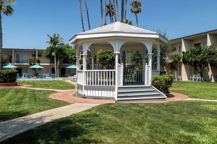 Golden Sails Hotel