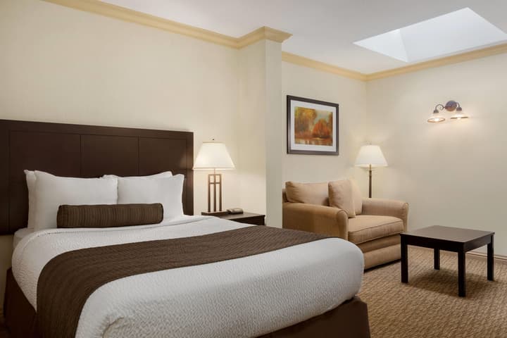 Days Inn & Suites by Wyndham Sault Ste. Marie ON