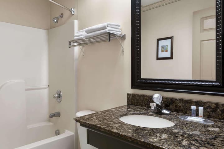 Days Inn & Suites by Wyndham Sault Ste. Marie ON