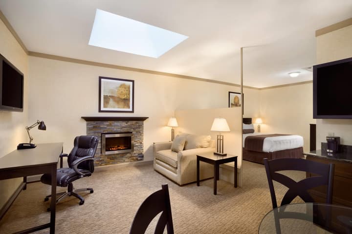 Days Inn & Suites by Wyndham Sault Ste. Marie ON