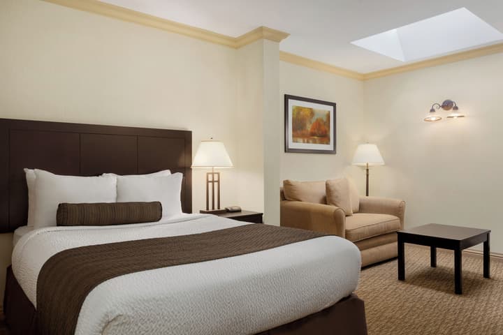 Days Inn & Suites by Wyndham Sault Ste. Marie ON