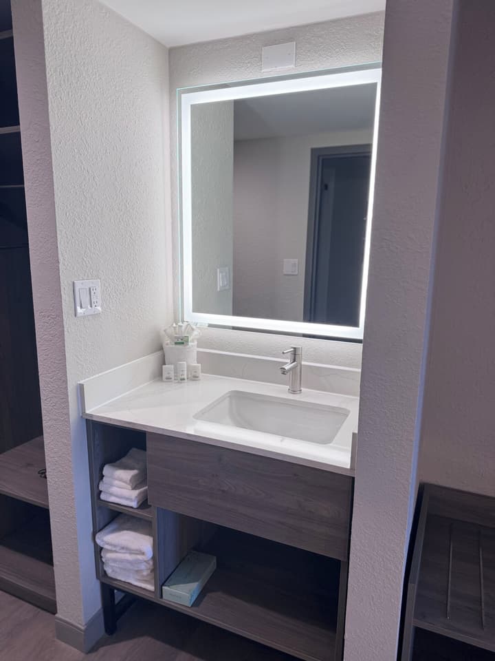 La Quinta Inn & Suites by Wyndham Nashville Airport/Opryland
