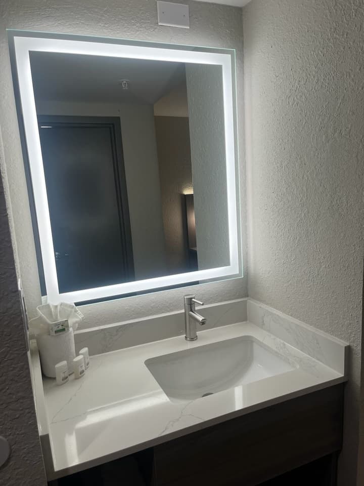 La Quinta Inn & Suites by Wyndham Nashville Airport/Opryland