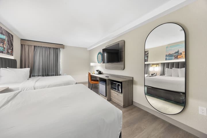 La Quinta Inn & Suites by Wyndham Nashville Airport/Opryland