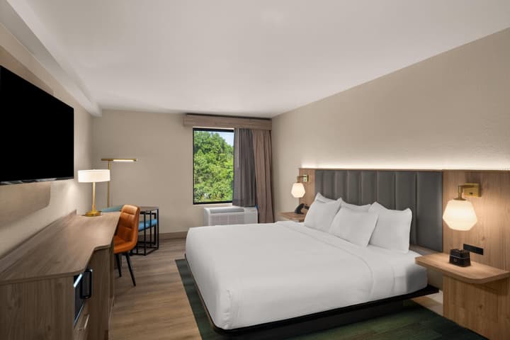 La Quinta Inn & Suites by Wyndham Nashville Airport/Opryland