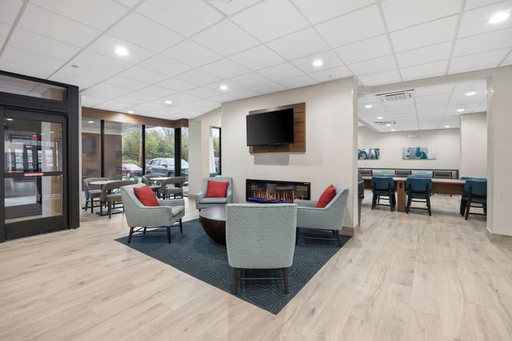 La Quinta Inn & Suites by Wyndham Nashville Airport/Opryland