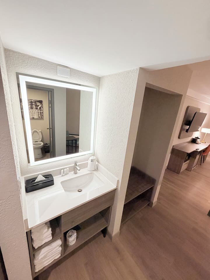 La Quinta Inn & Suites by Wyndham Nashville Airport/Opryland