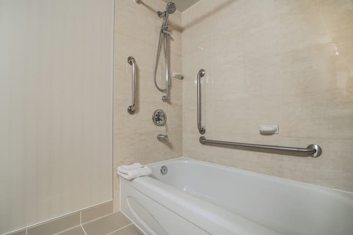 Holiday Inn Vancouver Centre by IHG