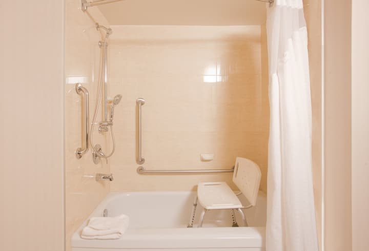 Holiday Inn Vancouver Centre by IHG