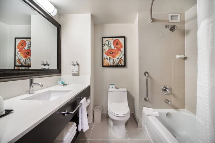 Holiday Inn Vancouver Centre by IHG