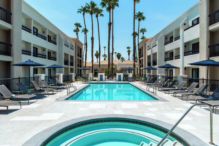 Courtyard By Marriott Palm Springs