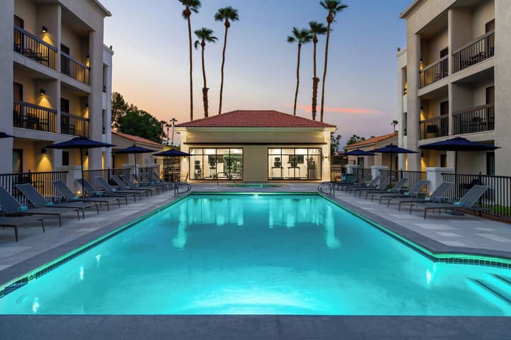 Courtyard By Marriott Palm Springs