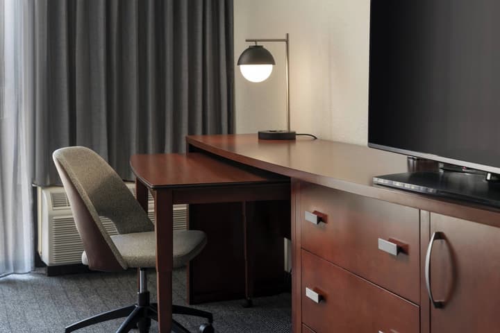 Courtyard By Marriott Palm Springs