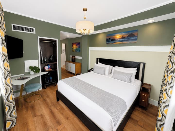 Catalina Hotel & Beach Club