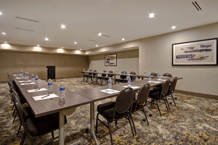 DoubleTree by Hilton St. Louis Airport