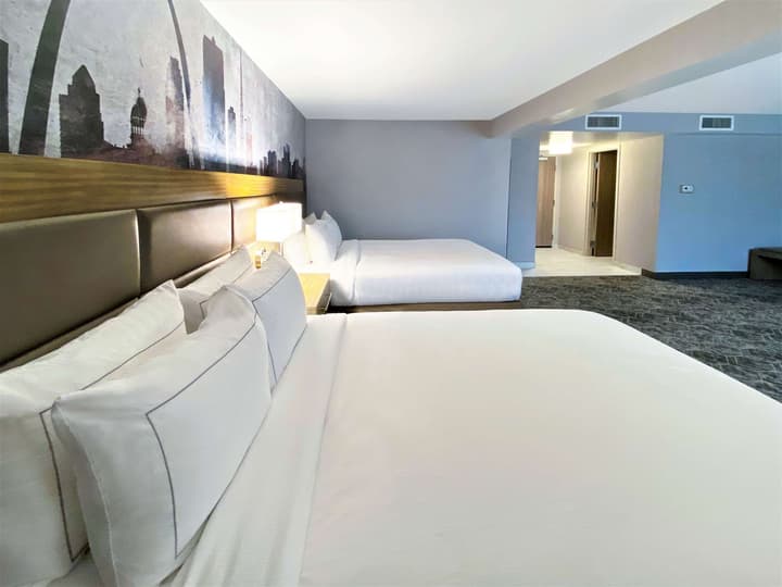 DoubleTree by Hilton St. Louis Airport