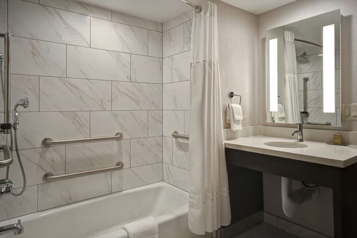 DoubleTree by Hilton St. Louis Airport