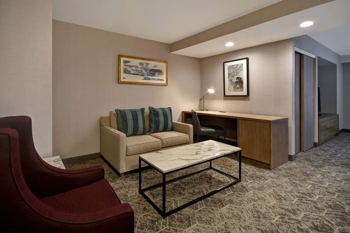 DoubleTree by Hilton St. Louis Airport