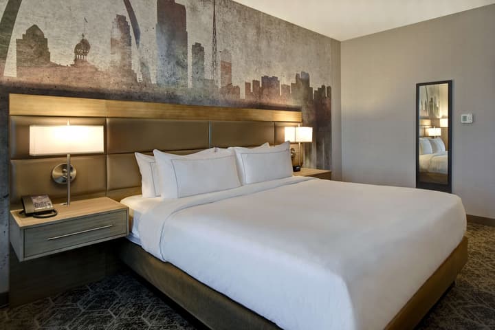 DoubleTree by Hilton St. Louis Airport