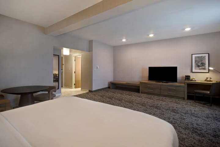 DoubleTree by Hilton St. Louis Airport