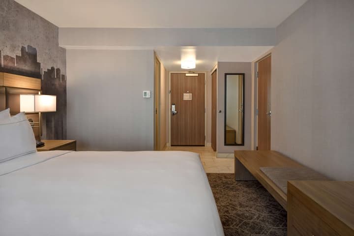 DoubleTree by Hilton St. Louis Airport