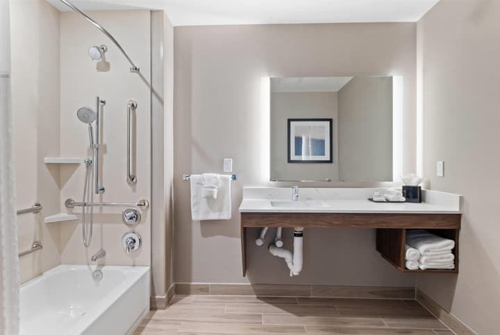 La Quinta Inn & Suites by Wyndham Santa Cruz