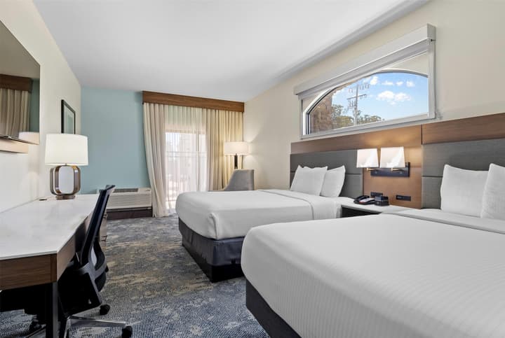 La Quinta Inn & Suites by Wyndham Santa Cruz