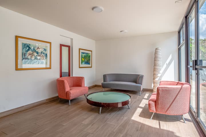 Irazu Hotel & Studios