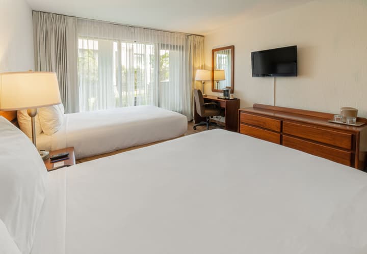 Irazu Hotel & Studios